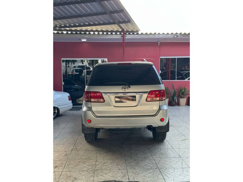 TOYOTA - HILUX SW4 - 2008/2008 - Prata - R$ 105.900,00